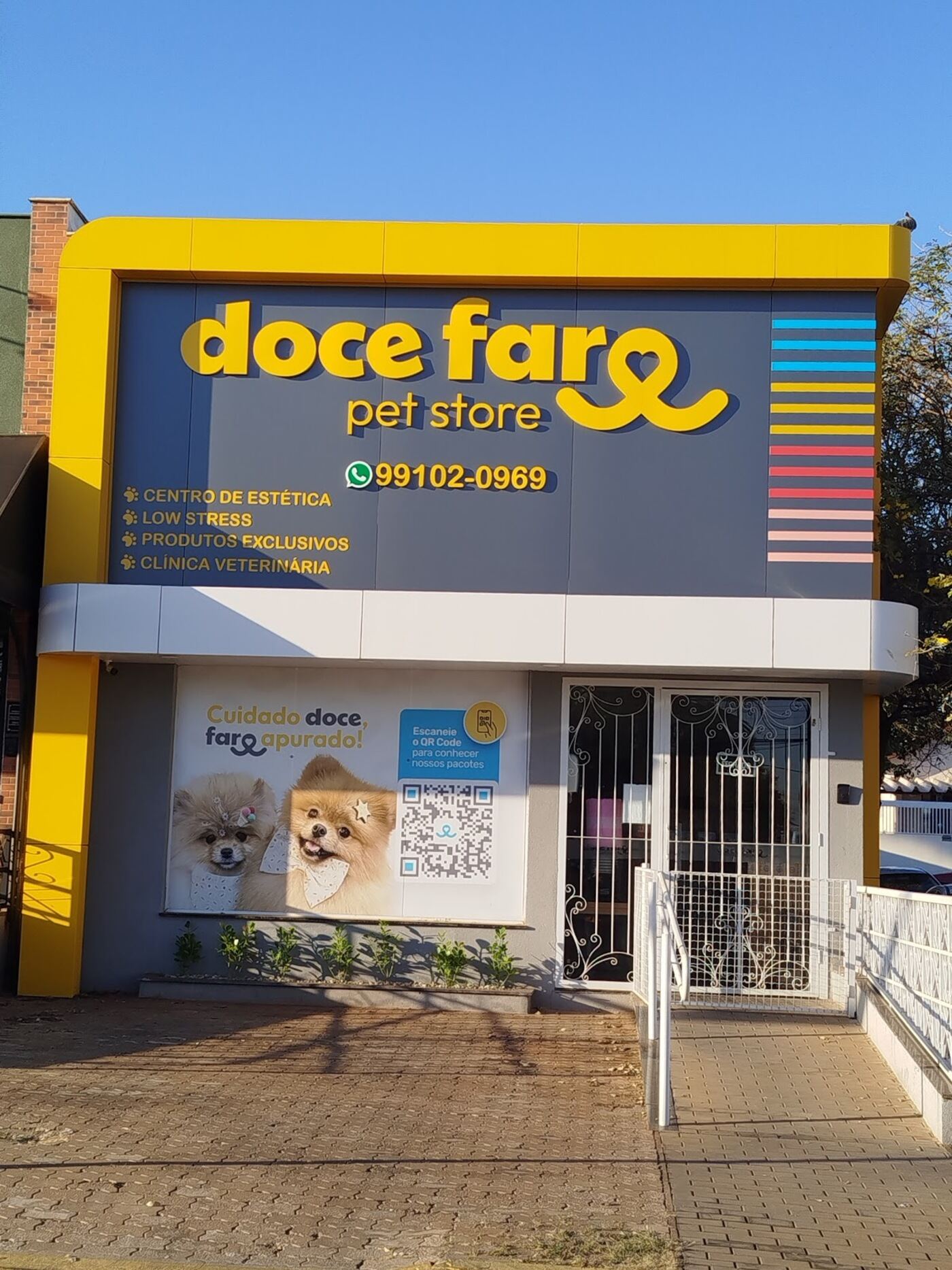 Fachada da Doce Faro Pet Store, placa amarela na Travessa Dom Pedro II, no Centro de Birigui